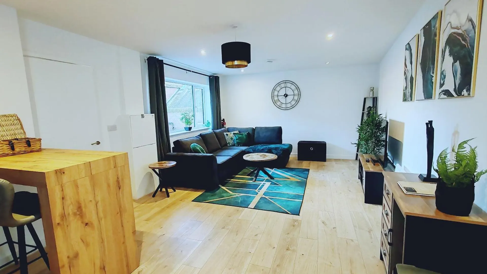 Beautiful Stylish Loft Apartment Perfect Summer Getaway Christchurch Centre 0*, Christchurch (Dorset)